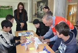 В Енотаевском районе прошли соревнования среди учащихся школ по шашкам