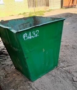 В селе Енотаевка заменяют старые мусорные контейнеры 