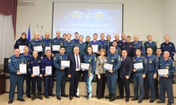 Глава Енотаевского округа Борис Будаев поздравил сотрудников спасательных служб