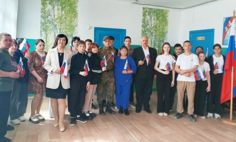 Енотаевские школьники встретились с участником СВО 