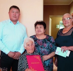 Енотаевцы поздравили ветерана педагогического труда с юбилеем