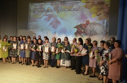 Енотаевским педагогам вручили заслуженные награды