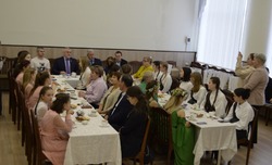 Депутат Валерий Ашихмин встретился с творческой молодёжью Енотаевского района