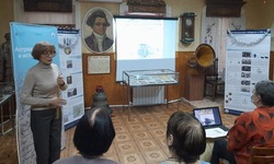 Сотрудники музея села Енотаевка провели экскурсию для серебряных волонтёров 