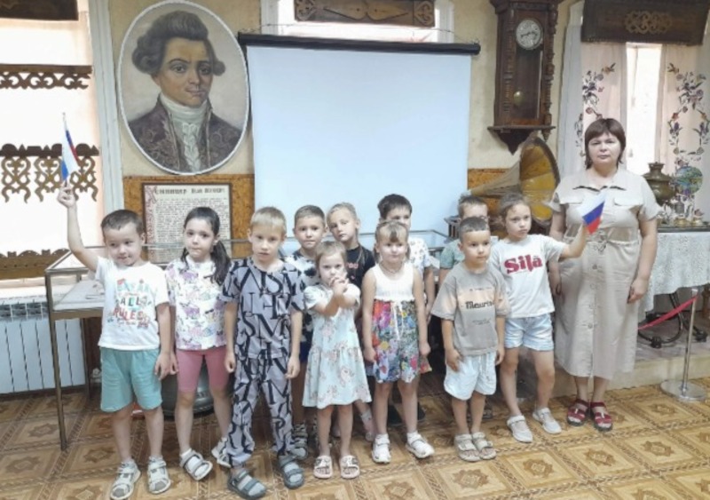 Юным енотаевцам рассказали о «Цветах Российской славы»