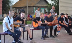 В селе Енотаевка прошла гитарная вечеринка «Ребята с нашего двора» 