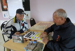 Енотаевские пенсионеры боролись за победу в турнире по русским шашкам