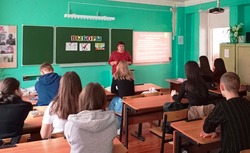 Секретарь ТИК Енотаевского района встретилась со старшеклассниками