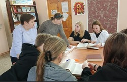 Енотаевским школьникам рассказали, как обогатить свою речь с помощью словарей