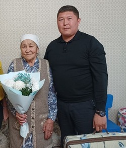 Енотаевцы поздравили с юбилеем ветерана труда