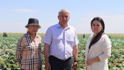 Глава Енотаевского района посетил передовые фермерские хозяйства