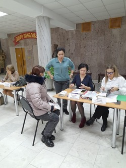 Сотрудники Енотаевской районной больницы консультируют односельчан