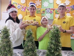 Юные енотаевцы приготовили новогодние сладости для земляков