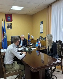 Глава Енотаевского округа встретился с бойцом спецоперации