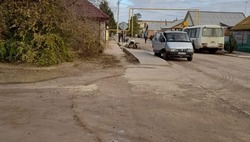 В селе Енотаевка ремонтируют повреждение тротуара