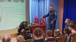 Юных енотаевцев познакомили с правилами пожаротушения