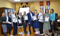 Глава Енотаевского района наградил участниц ансамбля «Исток»