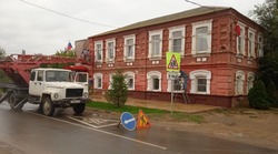 В селе Енотаевка ведутся ремонтные работы фасада здания сельского совета