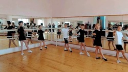В енотаевских отделениях школы искусств начались переводные экзамены