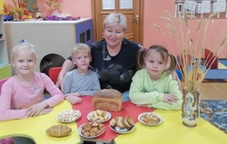В детском приюте села Енотаевки отметили День хлеба