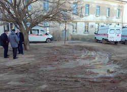 Жители села в Енотаевском районе просят отремонтировать подъездные пути к скорой
