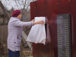 В Енотаевском округе открыли мемориальную доску в память о героях СВО