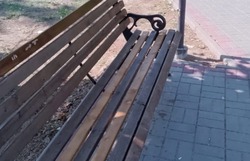 В енотаевском парке отремонтированы лавочки для отдыха