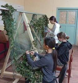 Енотаевцы изготовили маскировочные сети для защитников Родины