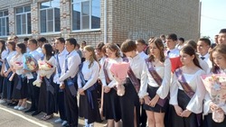 Для выпускников енотаевских школ прозвенел последний звонок