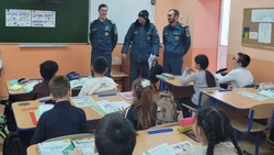 Спасатели Енотаевского округа рассказывают детям о безопасности на льду