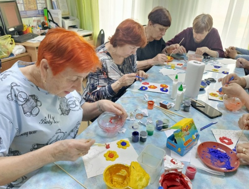 Енотаевские пенсионеры осваивают новую технику рисования