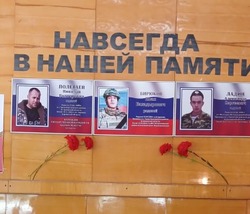 Память погибшего участника СВО увековечили в Енотаевском районе 