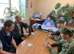 Сотрудники мобильного пункта военного комиссариата провели встречу в Енотаевке