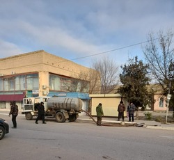 На улице Чернышевского села Енотаевка устраняют прорыв трубы