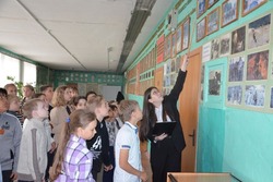 В музее Енотаевской школы проходят экскурсии в зале Боевой славы