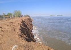 Сотрудники Енотаевской администрации следят за уровнем воды в период паводка