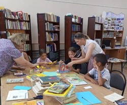 В енотаевской детской библиотеке прошел мастер-класс по ремонту книг