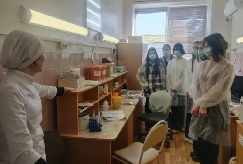 Енотаевские медики рассказали школьникам о специфике работы 