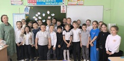  В енотаевской школе прошел тематический час о семье