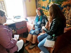 Мобильная бригада медиков и социальных работников помогает людям в Енотаевском районе