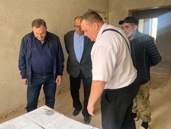  Глава астраханского Минздрава проинспектировал ремонт медучреждения 