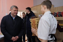 Астраханский губернатор посетил столярную мастерскую Енотаевской школы