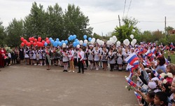 Последний звонок прозвучал для 56 одиннадцатиклассников Енотаевского района  