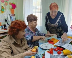 Енотаевские представительницы элегантного возраста работали в творческой мастерской