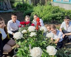  Енотаевские школьники помогли ветерану в уборке садового участка