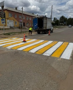 В Енотаевском районе приступили к обновлению пешеходных переходов