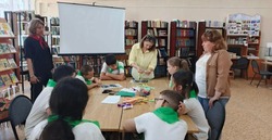 С юными енотаевцами провели мастер-класс по квиллингу «Бумажный узор»