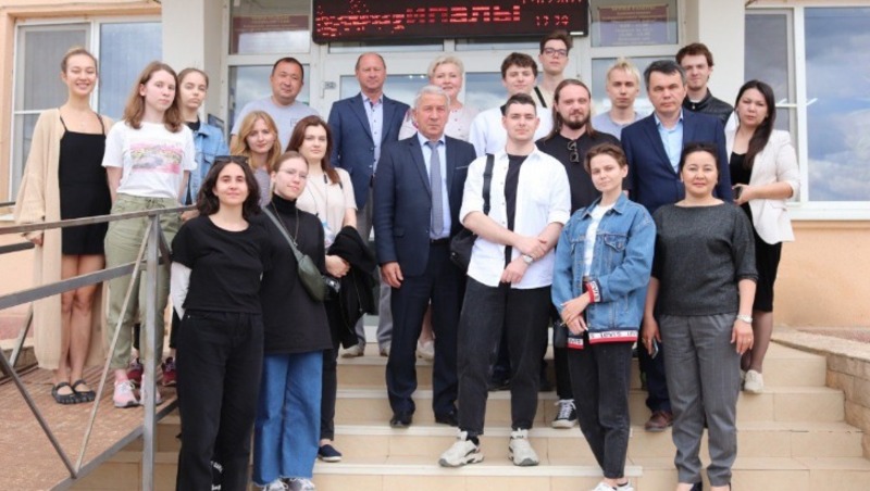 Студенты из московской академии госслужбы посетили Енотаевский район