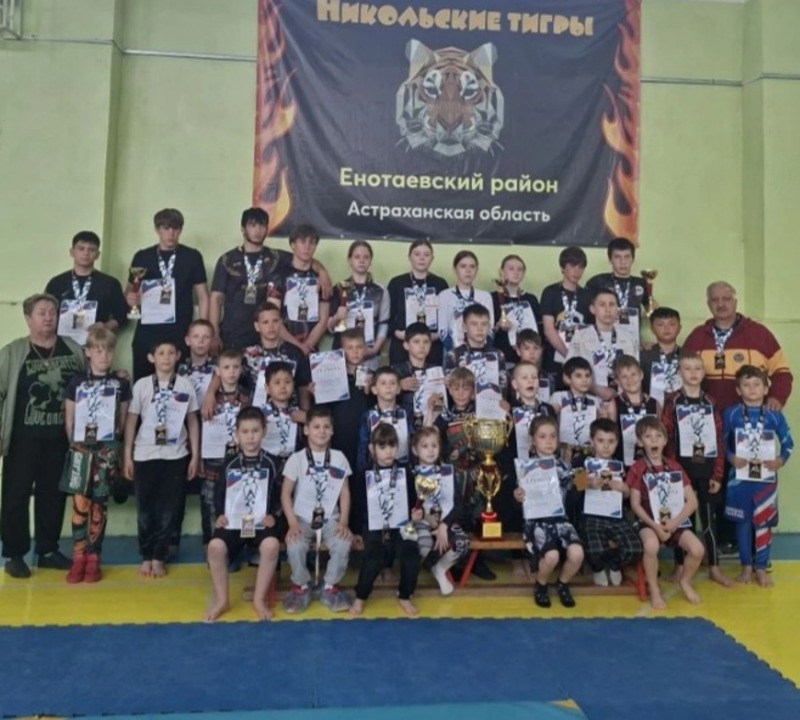 Енотаевские борцы заняли призовые места в поединках по спортивной борьбе и грэпплингу