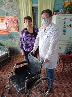 Участнику войны енотаевские медики подарили инвалидную коляску